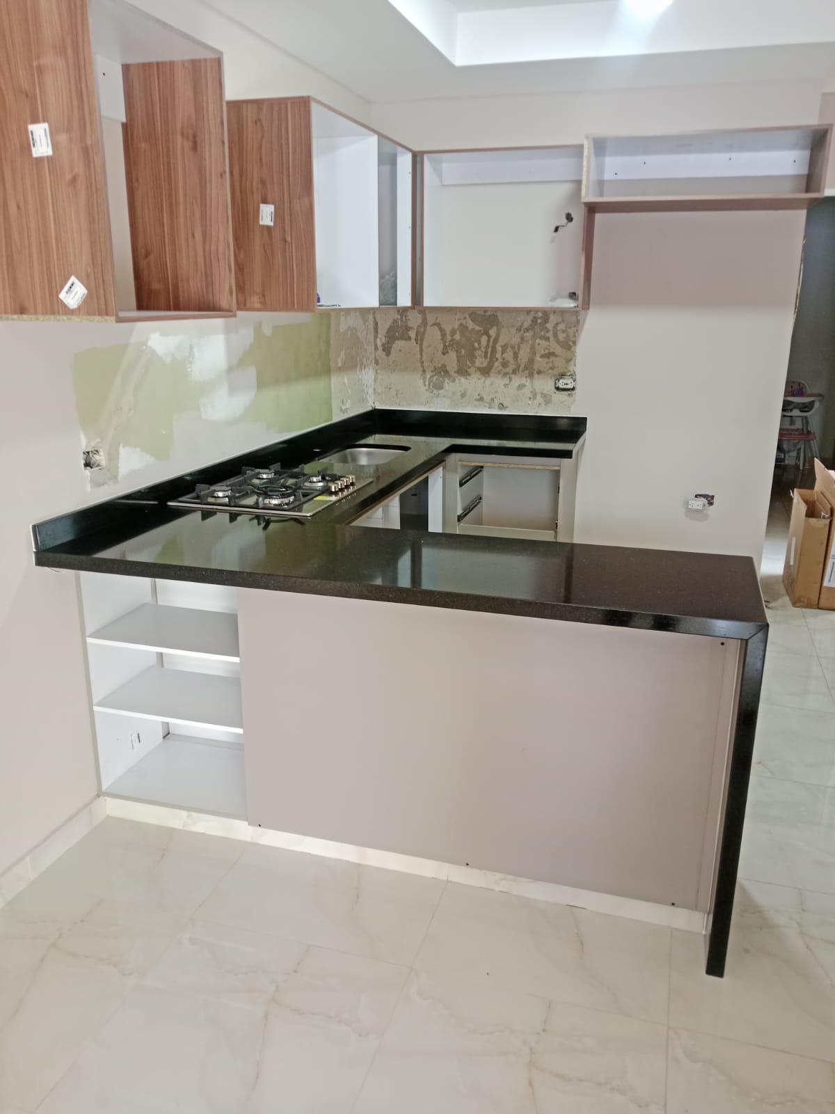 Cocina en L con mesón negro