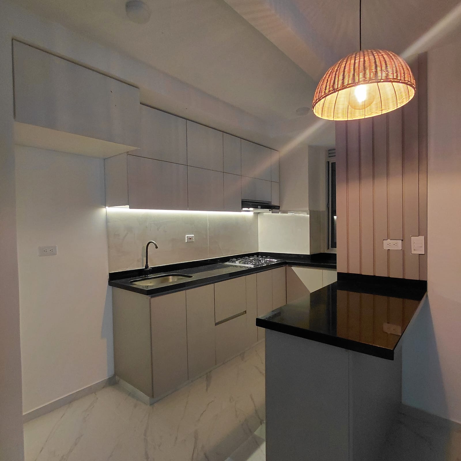 Cocina completa con isla en granito negro