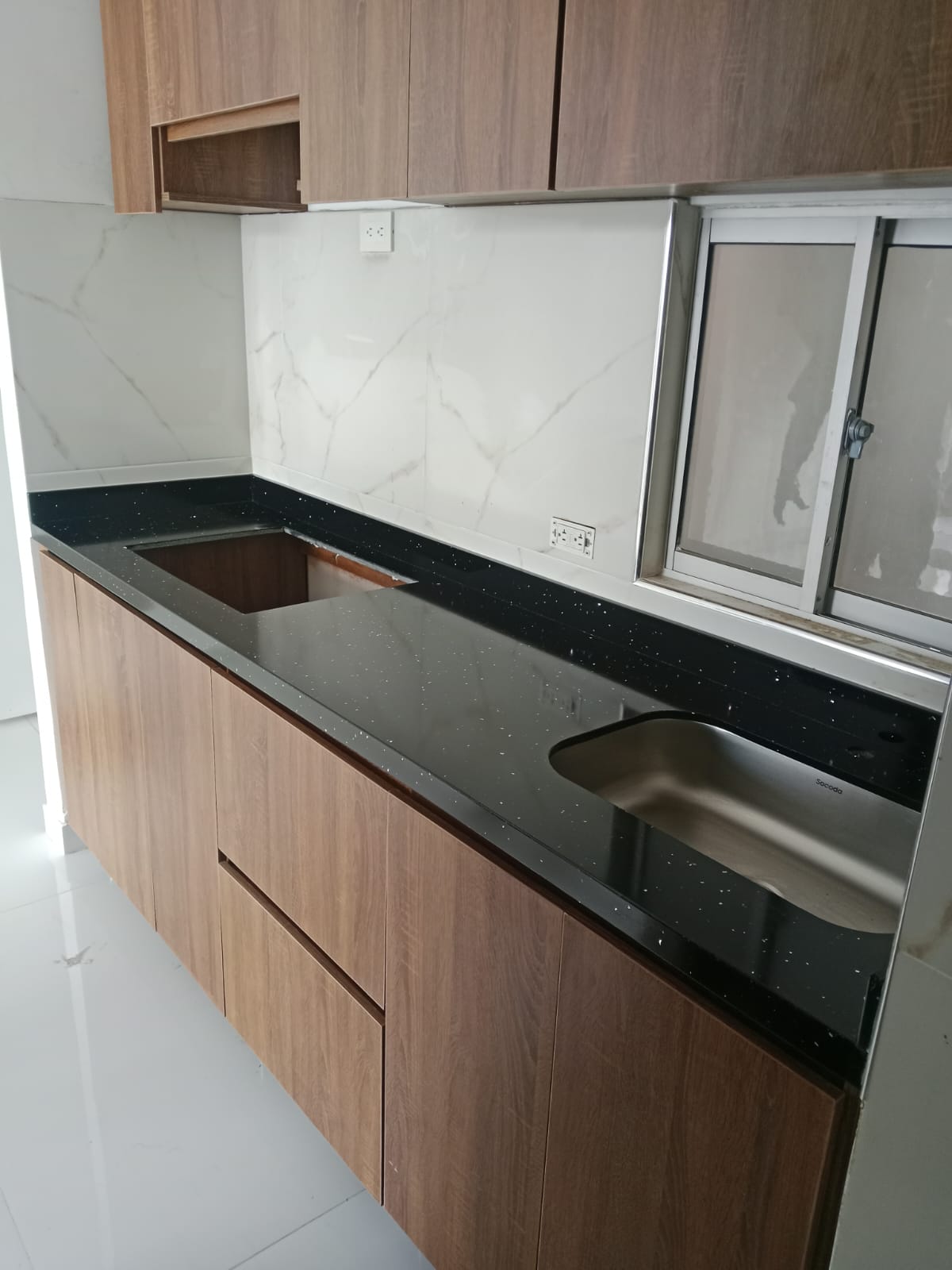 Mesón de cocina negro con ventana