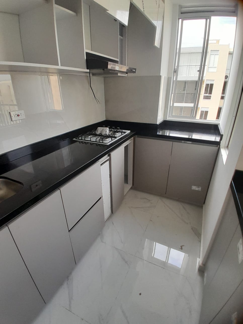 Mesón de cocina negro con vista a balcón